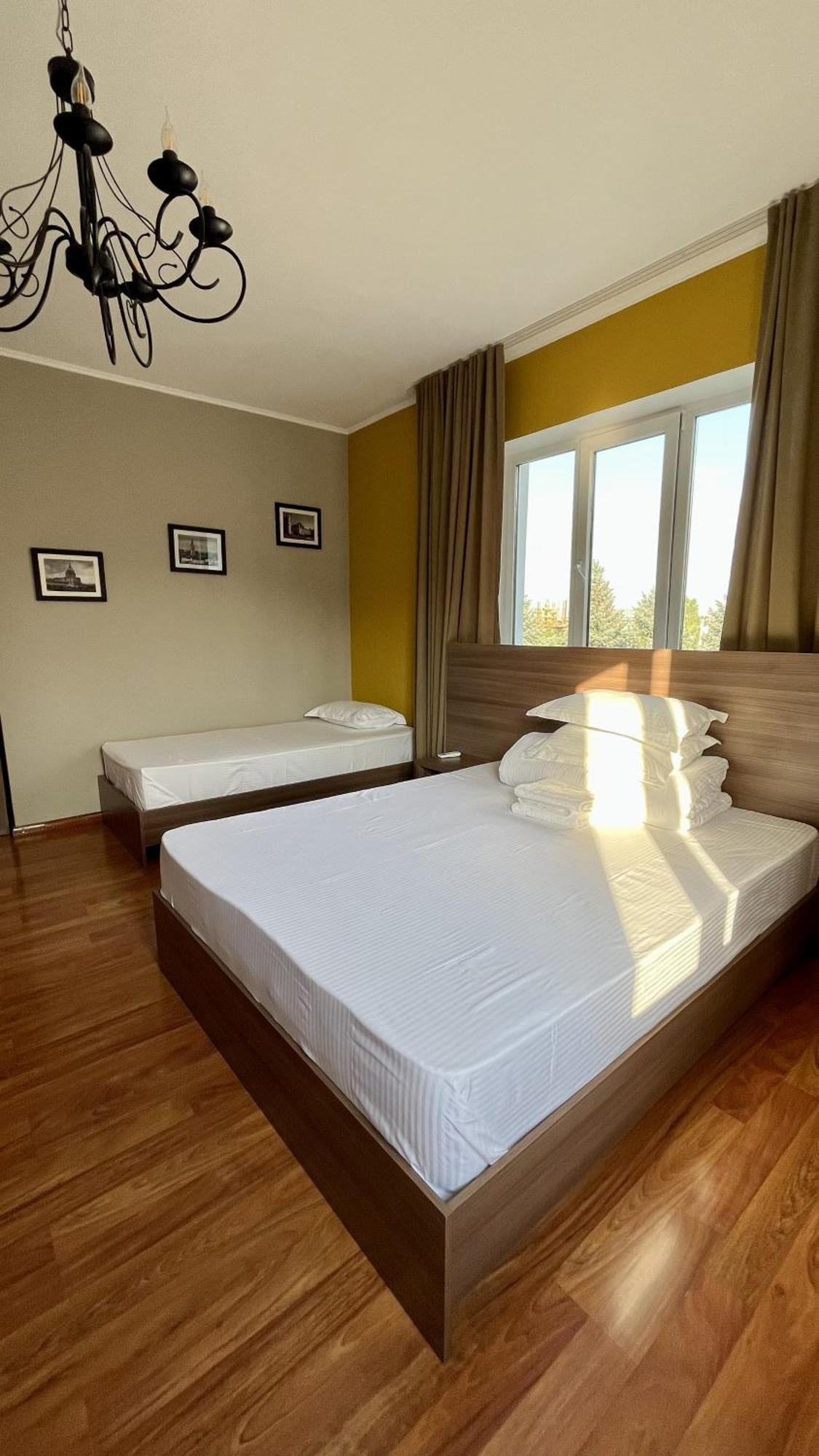 People Guest House Бишкек Экстерьер фото