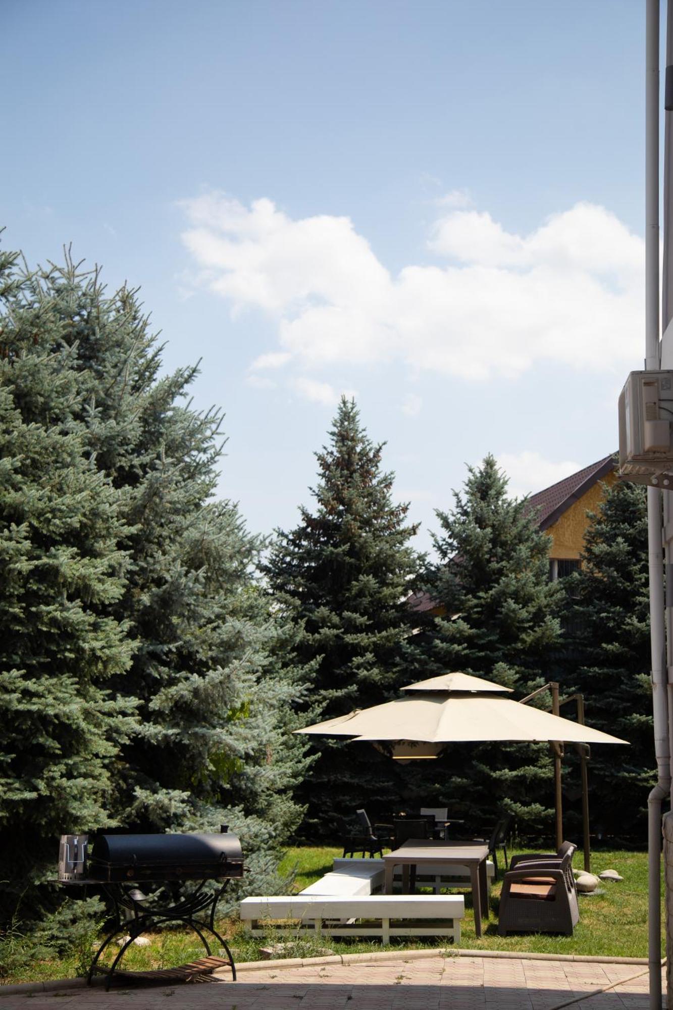 People Guest House Бишкек Экстерьер фото
