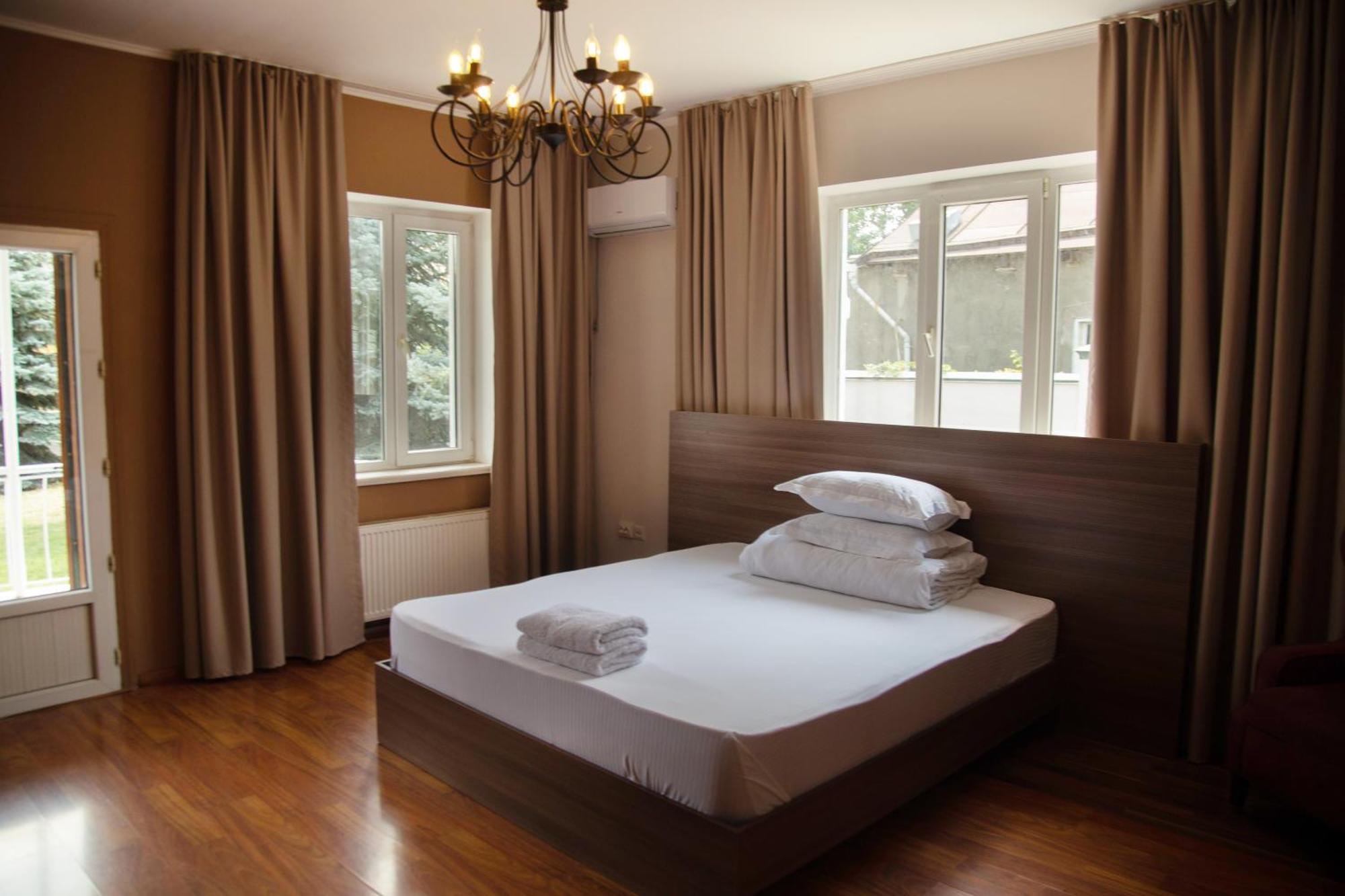 People Guest House Бишкек Экстерьер фото